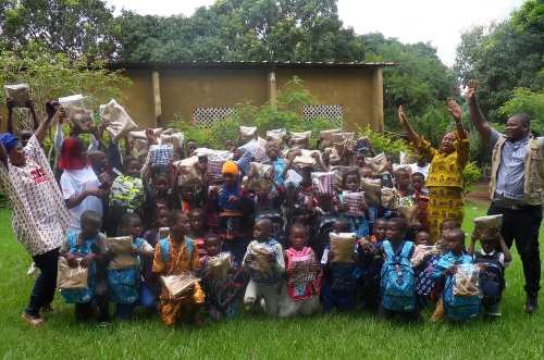Distribution de kits scolaire